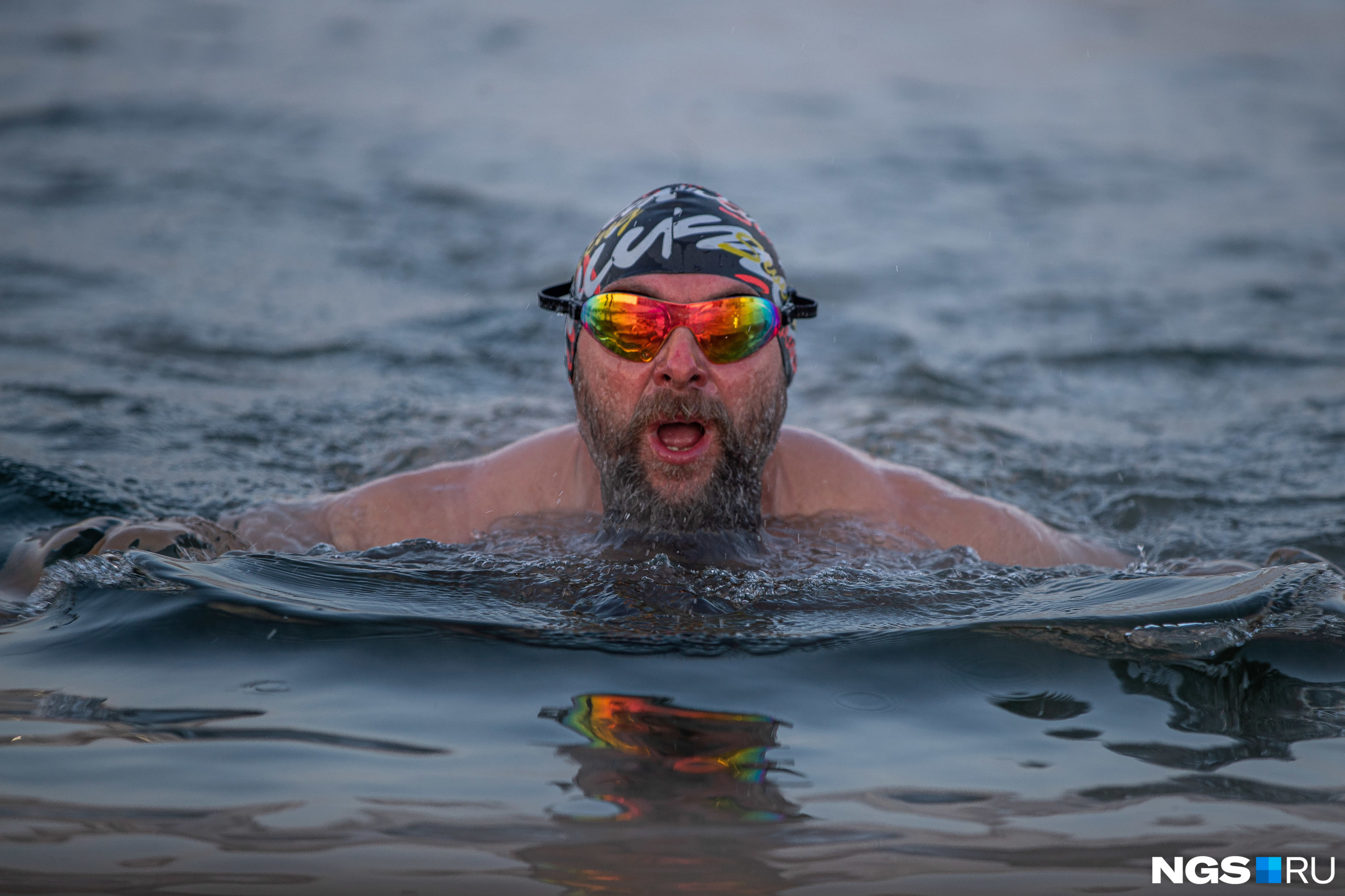 любители купаться. купание моржей в проруби. моржи в новосибирске на площади ленина. холодно закрытие сезона купания. новосибирские моржи 2016.