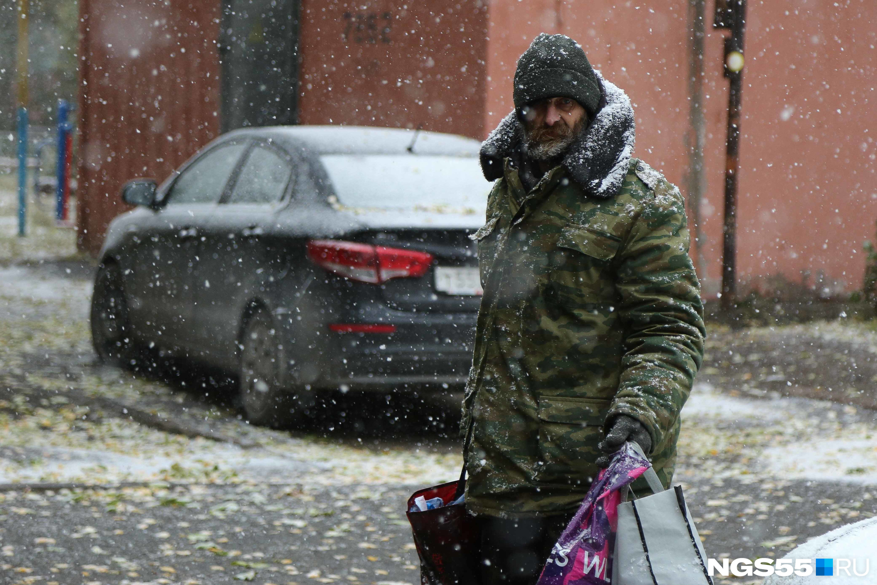 Снег стал для этого мужчины неожиданностью. С нескрываемой тоской он смотрит на непогоду