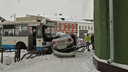 Бабушки попадали от удара: в Рыбинске троллейбус врезался в легковушку. Видео
