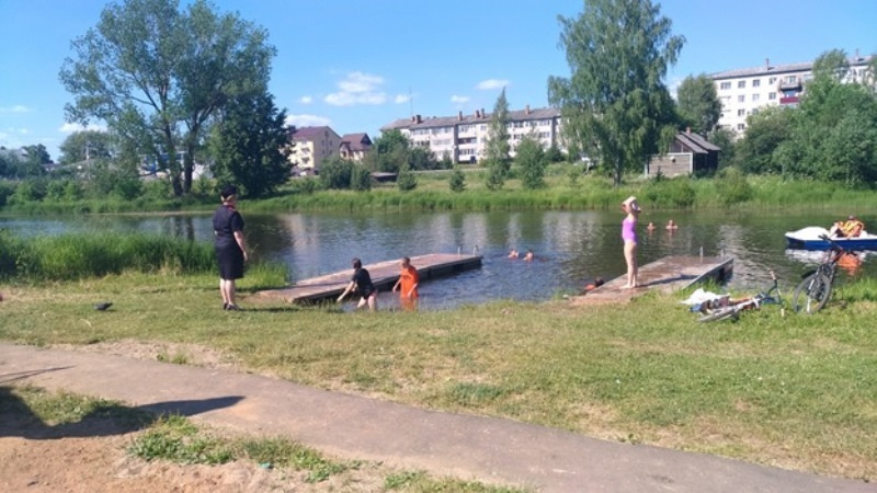 Сотрудники УМВД пресекают купание детей без взрослых