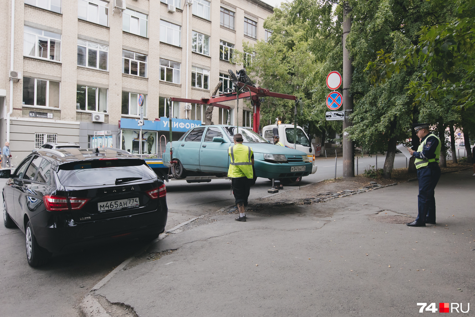 О проблемах с парковкой на пересечении проспекта Ленина и улицы Васенко знают многие: здесь регулярно эвакуируют машины, а разрешенных для стоянки мест явно не хватает