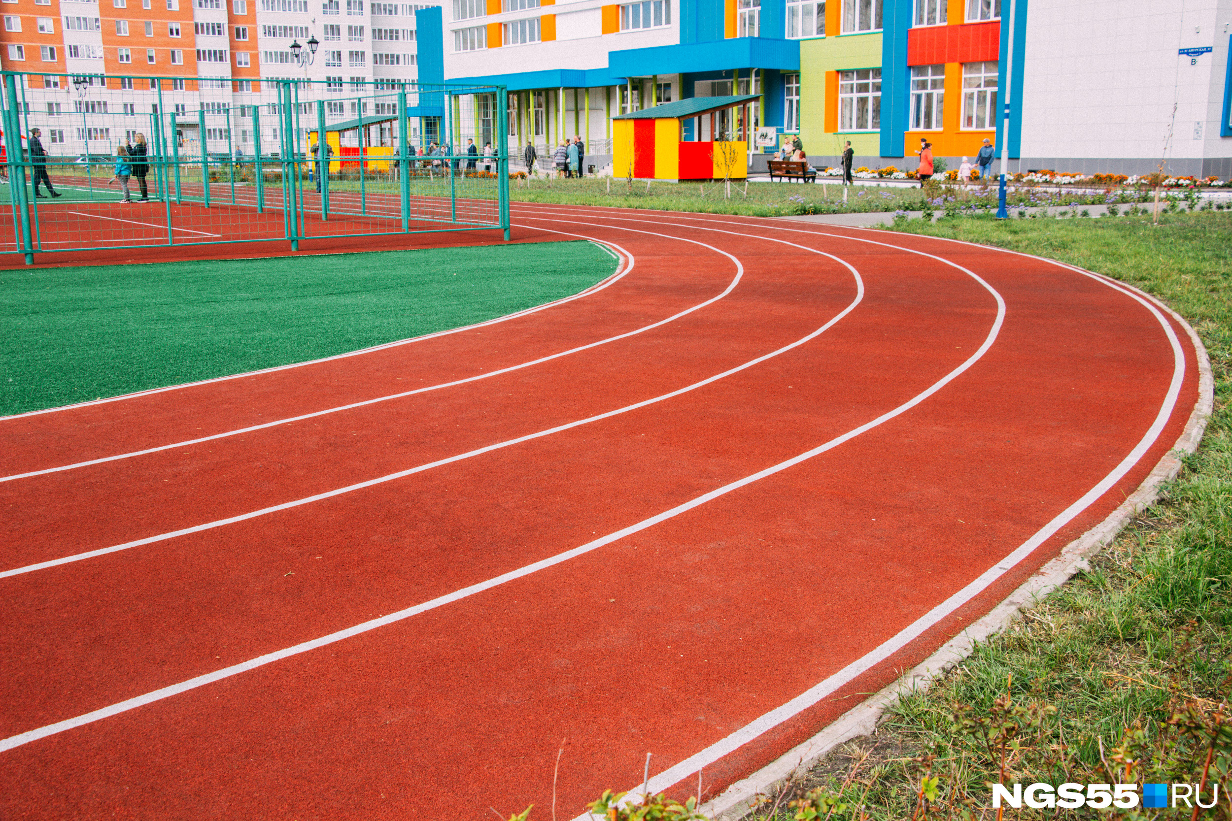 На пришкольной территории несколько спортивных площадок, в том числе прорезиненные беговые дорожки вокруг футбольного стадиона