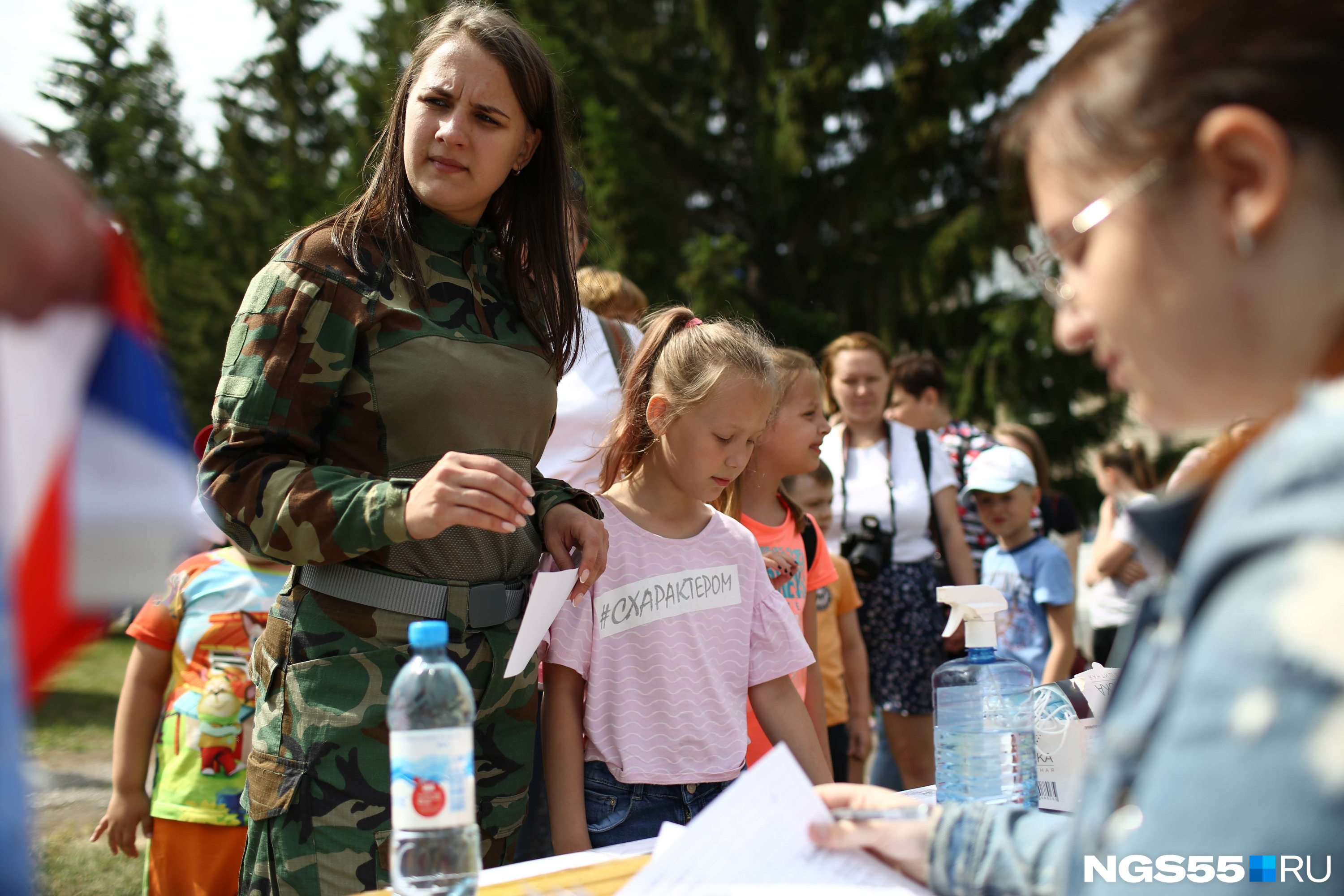 Перед началом мероприятия люди проходили обязательную регистрацию. В «Хвостатом забеге — 2021» участвовали и взрослые, и дети Перед началом мероприятия люди проходили обязательную регистрацию. В «Хвостатом забеге — 2021» участвовали и взрослые, и дети