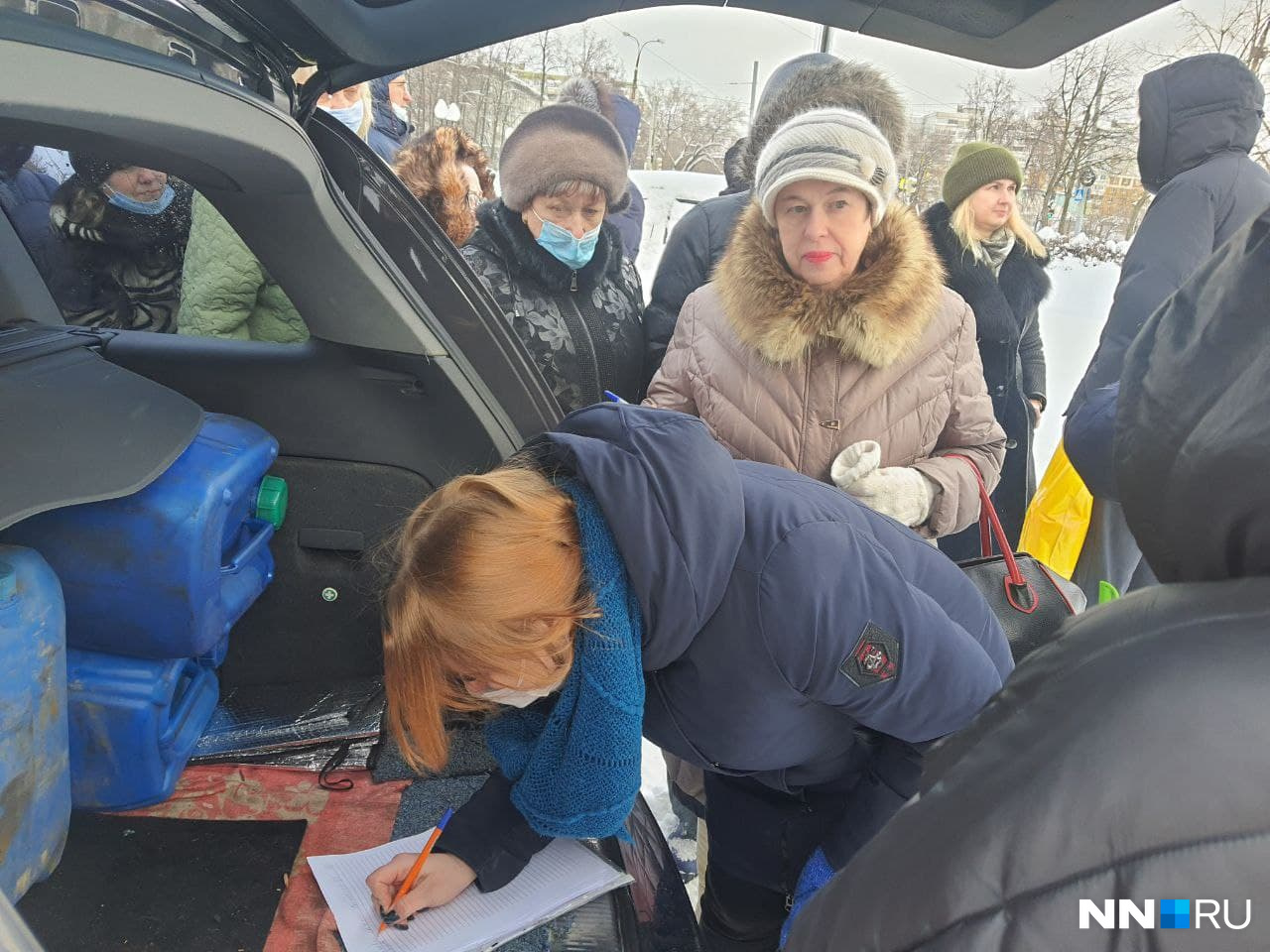 Жители подписывают письма на капоте машины