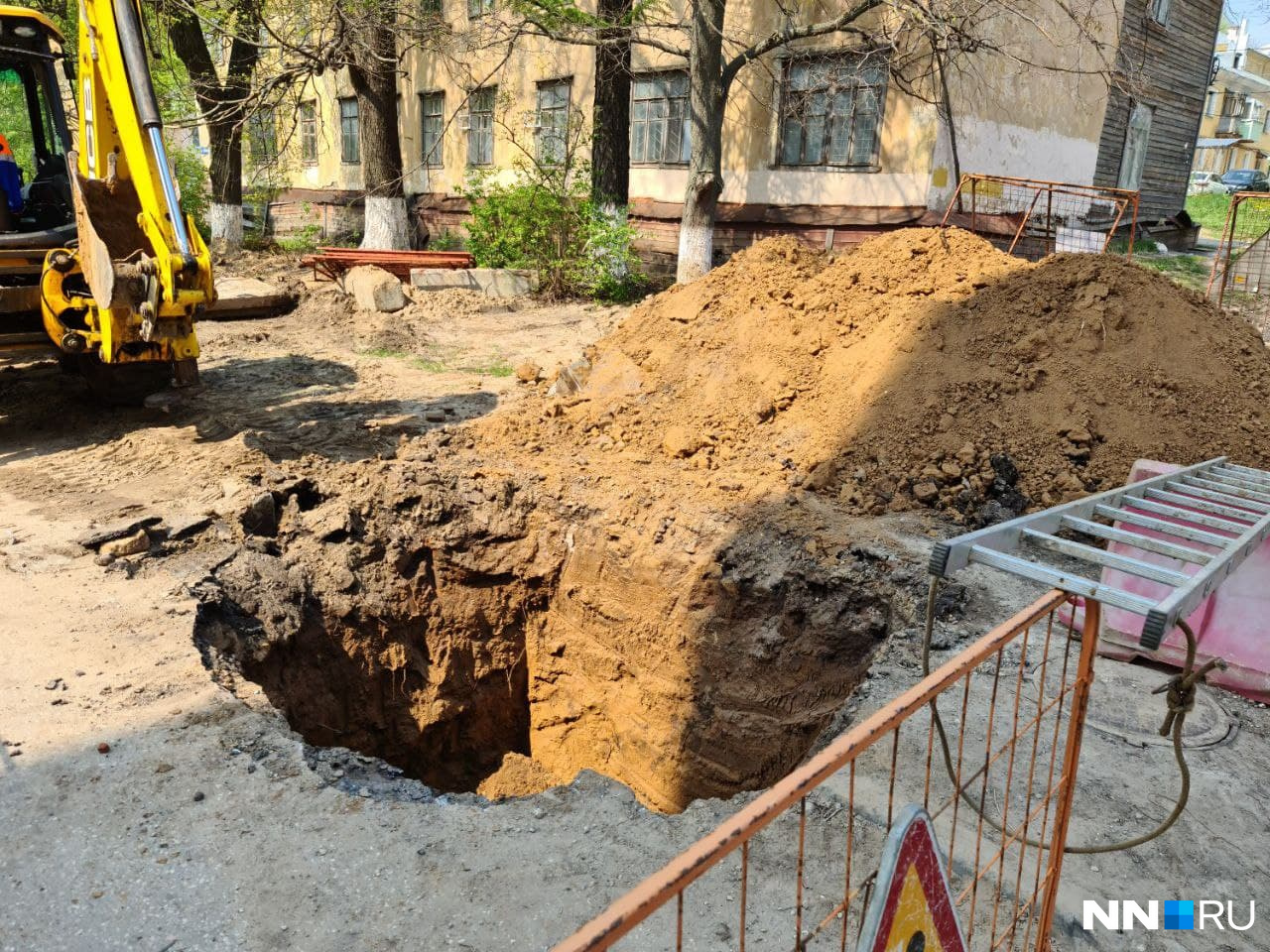 Рабочие выкопали яму глубиной <nobr class="_">3,5 метра</nobr>, но, по словам местных жителей, длины ковша трактора не хватило на дальнейшие раскопки и позже подогнали экскаватор