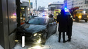 В ГИБДД рассказали, как девушка на Mercedes въехала в киоск на улице Карла Либкнехта