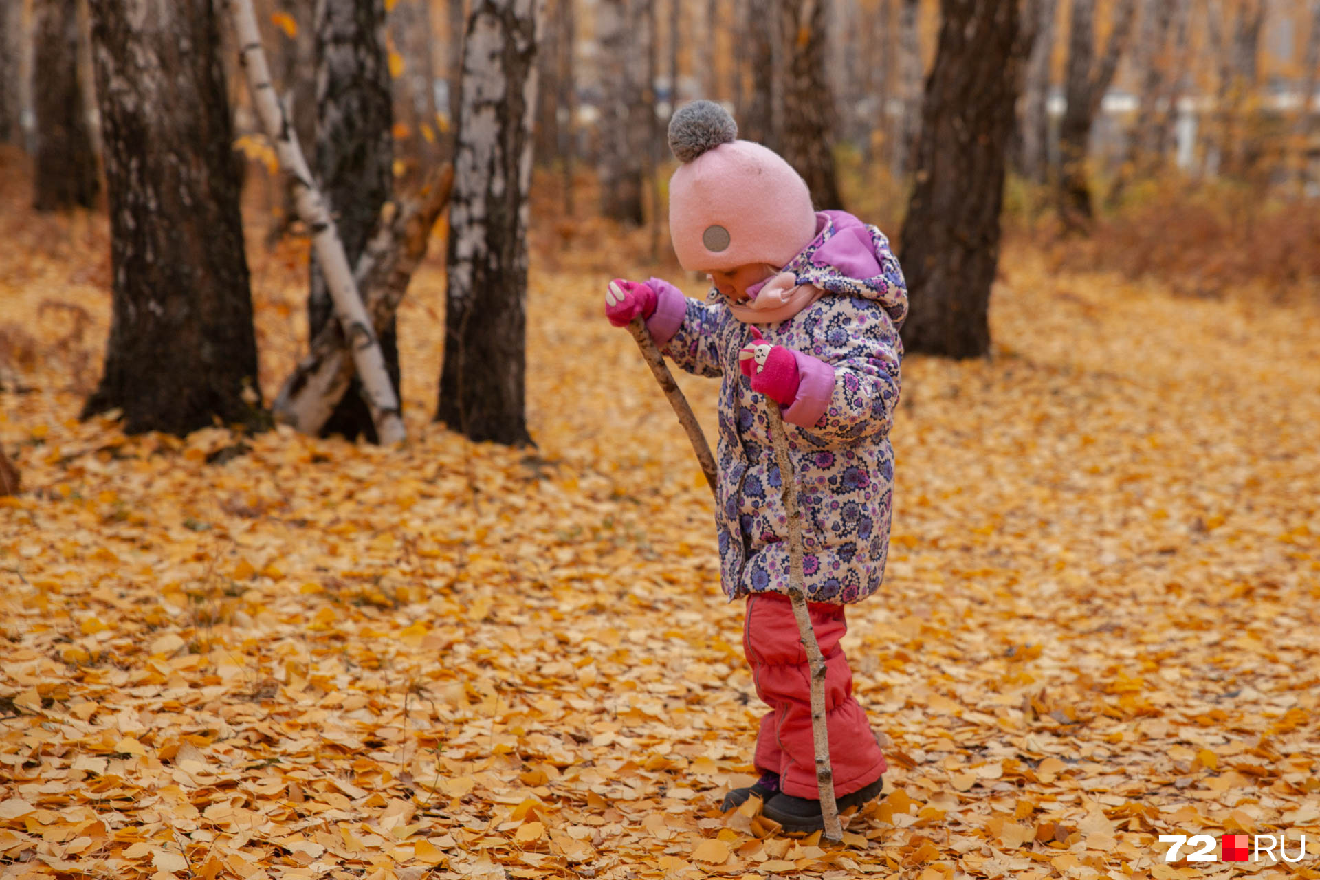 На первый взгляд кажется, что девочка занимается скандинавской ходьбой, но на самом деле она просто любит играть с палочками