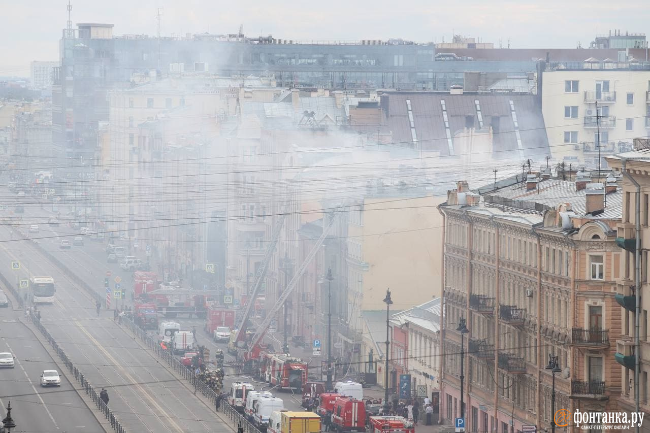 Площадь пожара на Лиговском проспекте увеличилась в пять раз. Горят 1500  кв. метров - 25 июля 2021 - ФОНТАНКА.ру