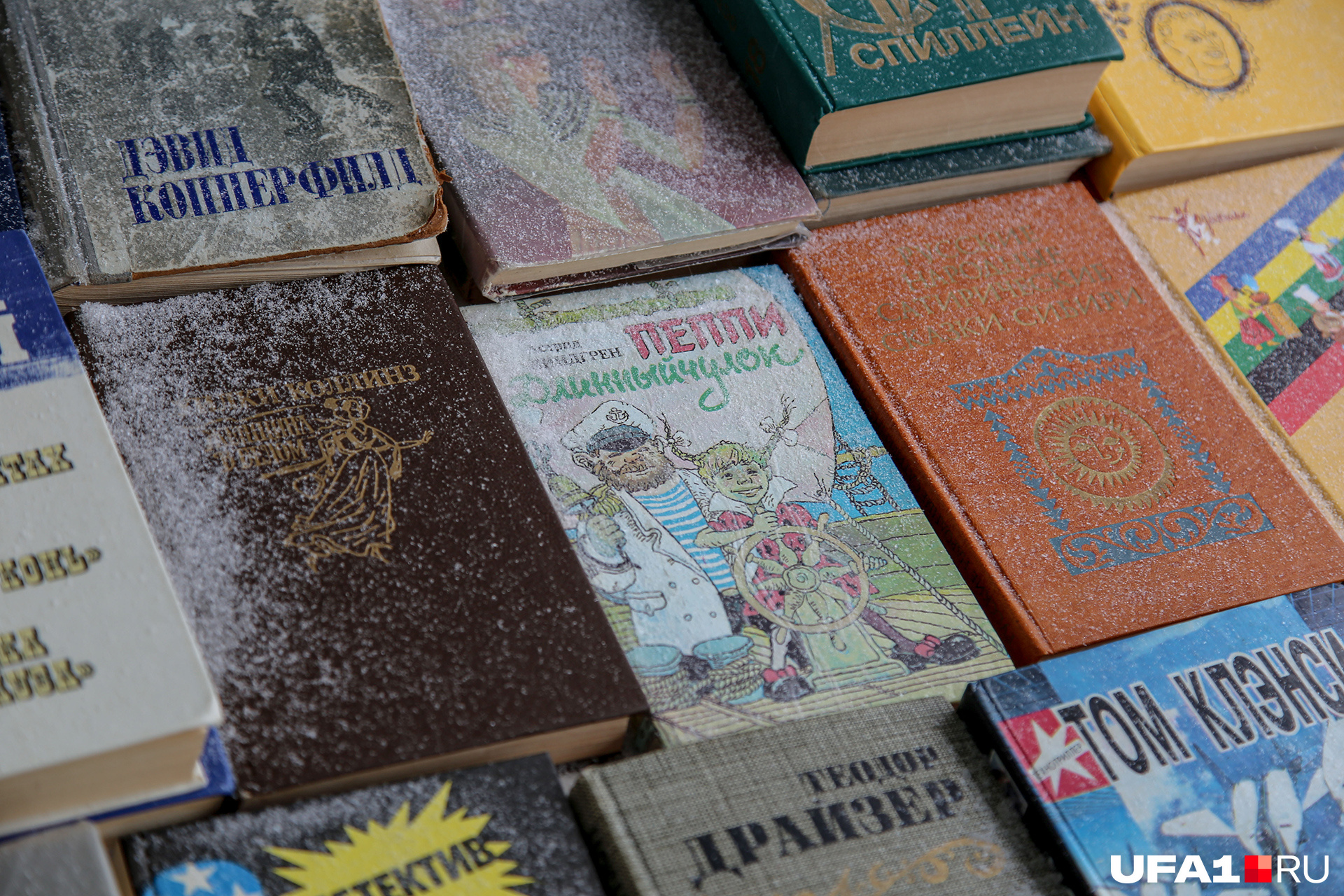 Среди детективов и фантастики затесались детская литература и книги по эзотерике