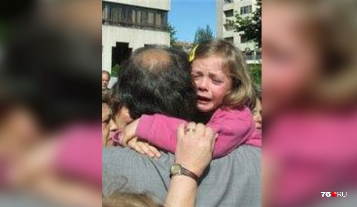 Девочка горько плакала, уезжая из Португалии