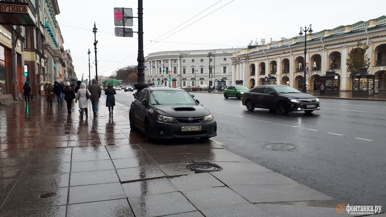 Знаменитый Subaru каждый день мешается на тротуаре в центре Петербурга. Два  года назад машина сбила пешеходов на Гороховой - 20 октября 2021 -  ФОНТАНКА.ру