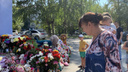 К мемориалу Насти Муравьёвой пришла ее бабушка. Она принесла любимую куклу девочки