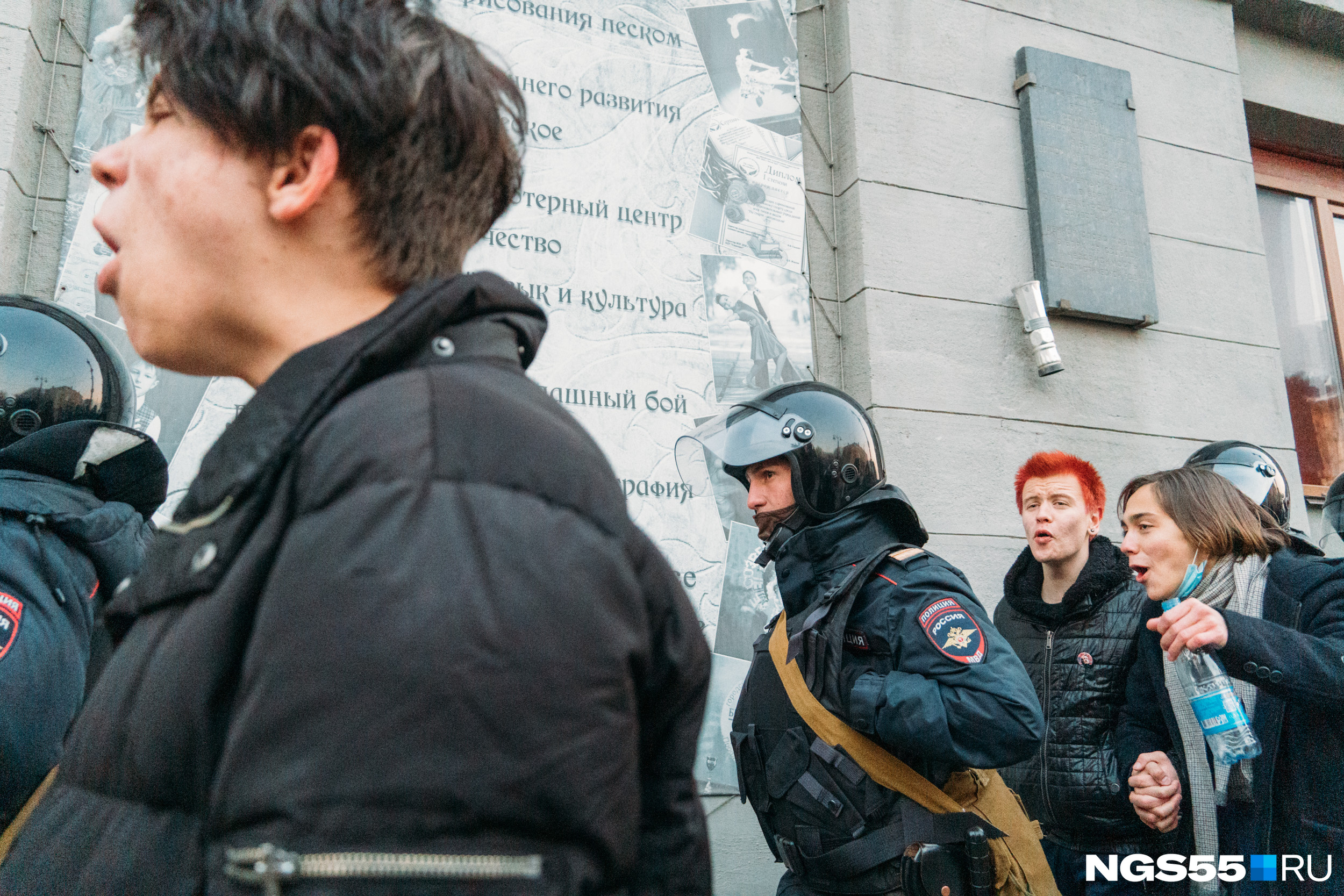 Алексея освободили. Толпа на митинге. Лозунги на митингах. Освобождение Навального. Освободите Навального.