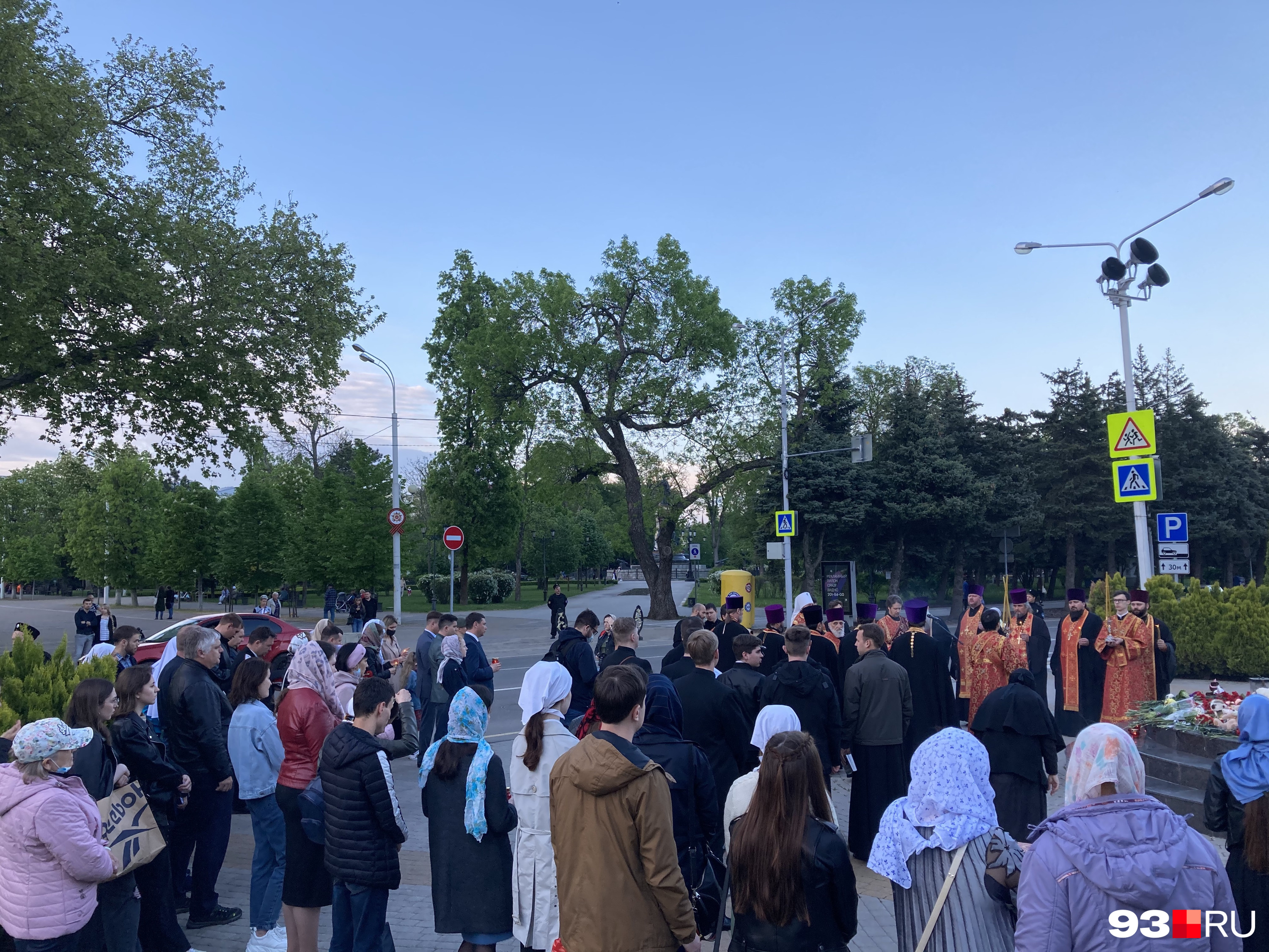 После 18:30 люди начали собираться, чтобы почтить память погибших