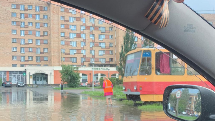 В нескольких районах Екатеринбурга из-за последствий ливня встали трамваи