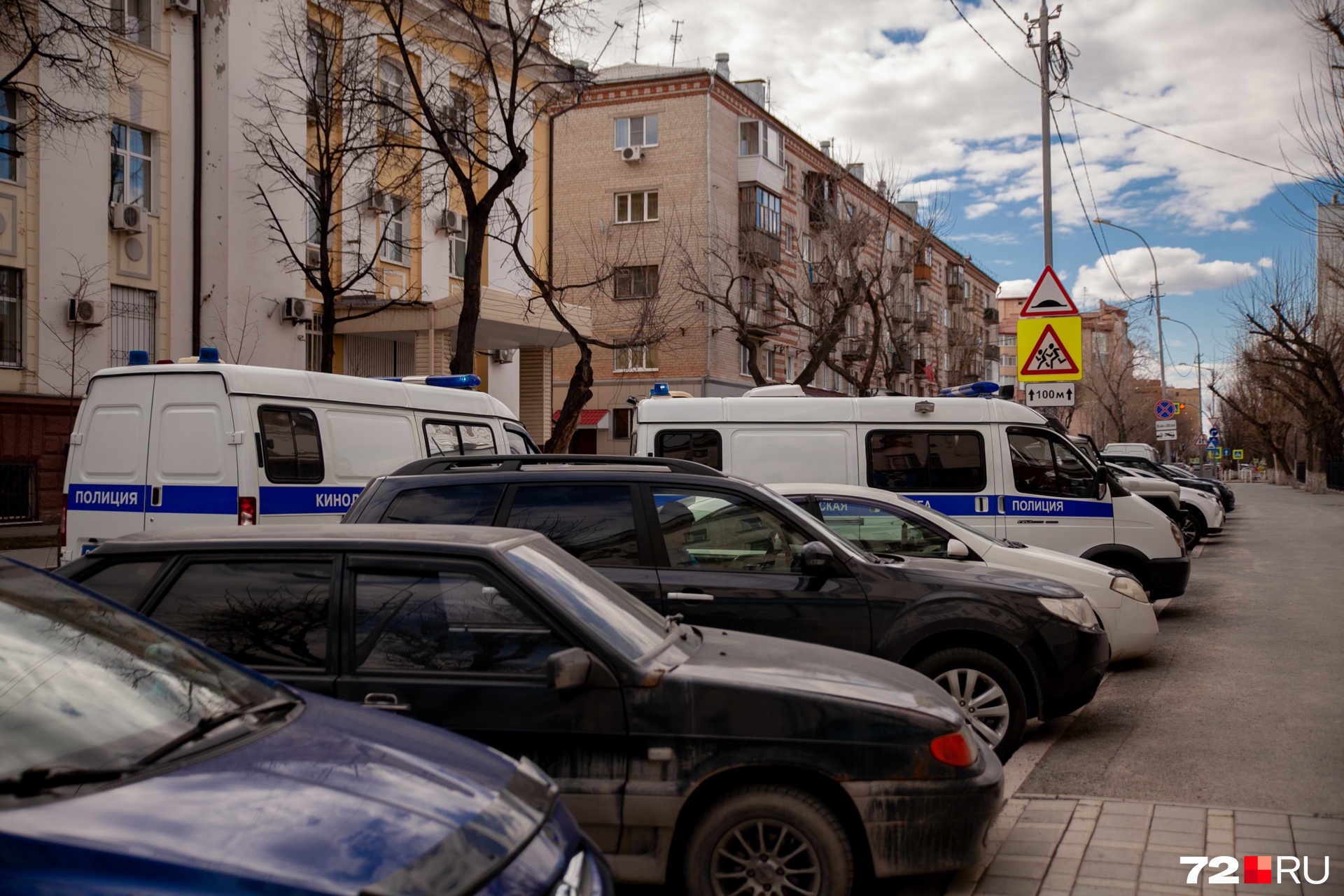 Посмотрите, приехали даже кинологи с собаками Посмотрите, приехали даже кинологи с собаками