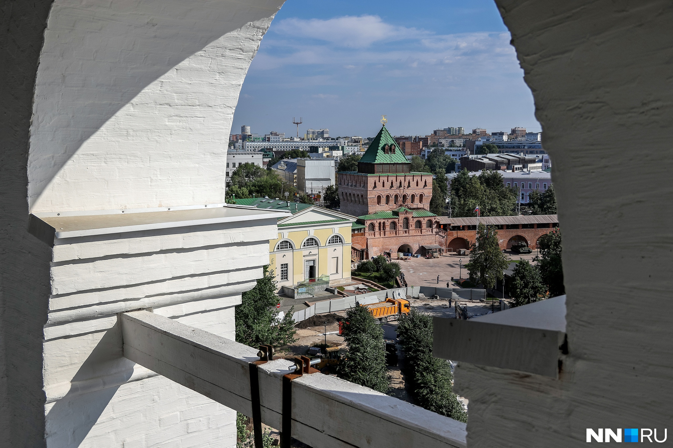 Вид с воссозданной колокольни в Нижегородском кремле