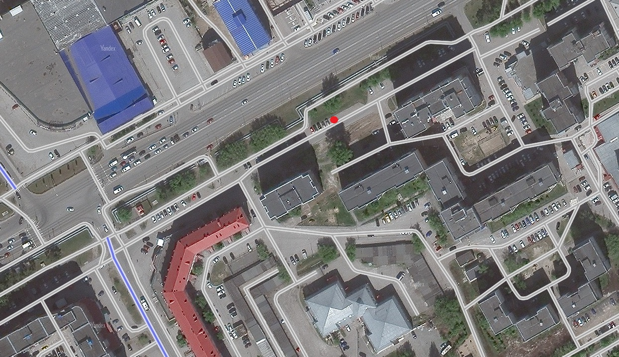 Красная точка — это место, где тюменец предлагает установить камеру. Здесь автомобилисты уже набирают скорость и стараются скорее проскочить через двор, минуя светофоры и пробки