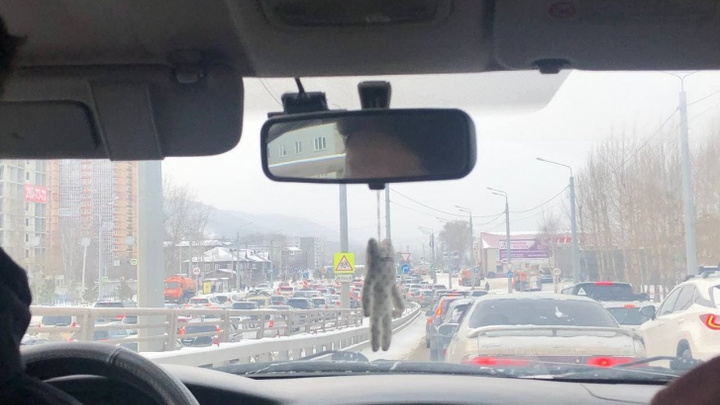 Авария с «перевертышем» и скользкие дороги: Красноярск сковали 9-балльные пробки
