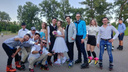 В Красноярске молодожены устроили свадьбу на роликах