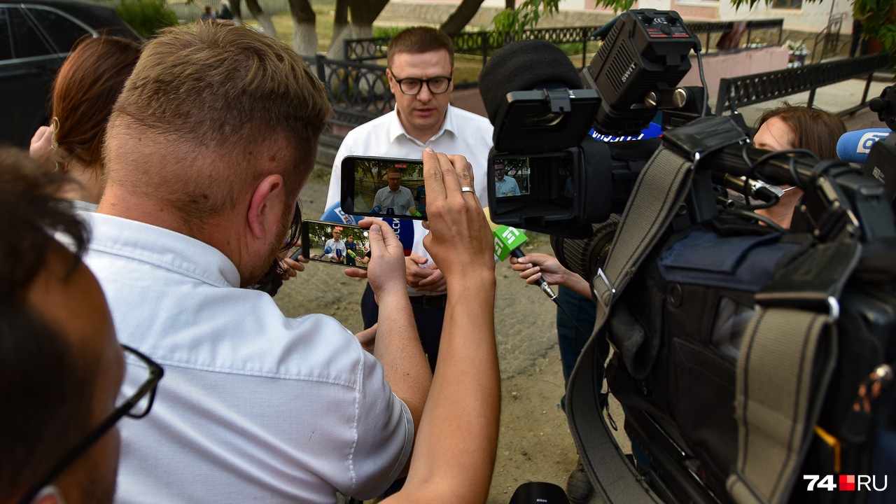 Губернатор Челябинской области Алексей Текслер заявил журналистам, что вопрос с людьми, оставшимися без домов, будут решать сразу, как только справятся с пожаром