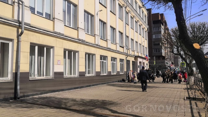 В Красноярске эвакуируют школы из-за массовых сообщений о минированиях