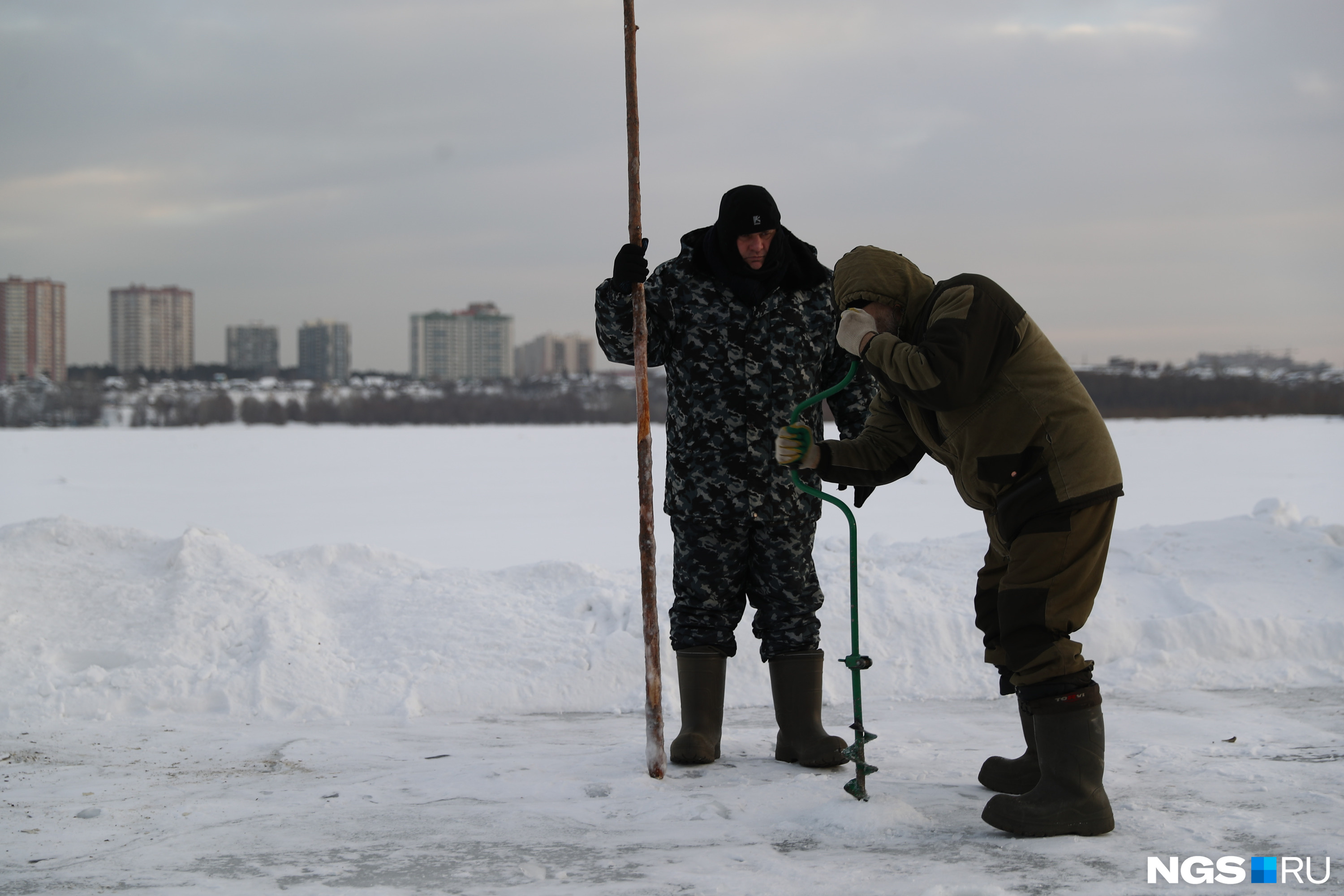 Сперва проверяют, достаточно ли толстый после месяца морозов лед