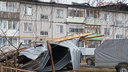 В Ярославской области ветром сорвало крышу жилого дома. И накрыло машину