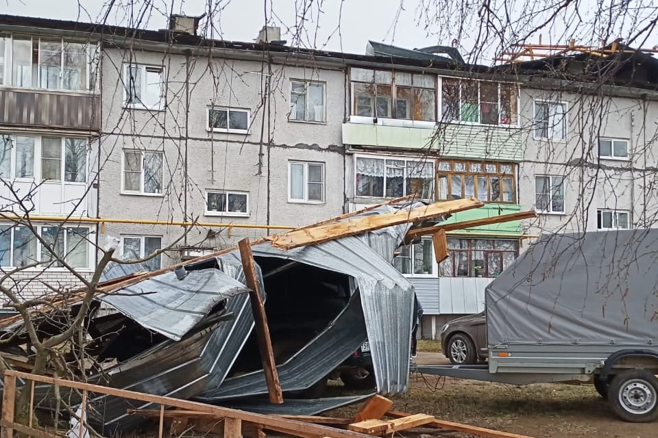 Сорвало крышу с дома ветром