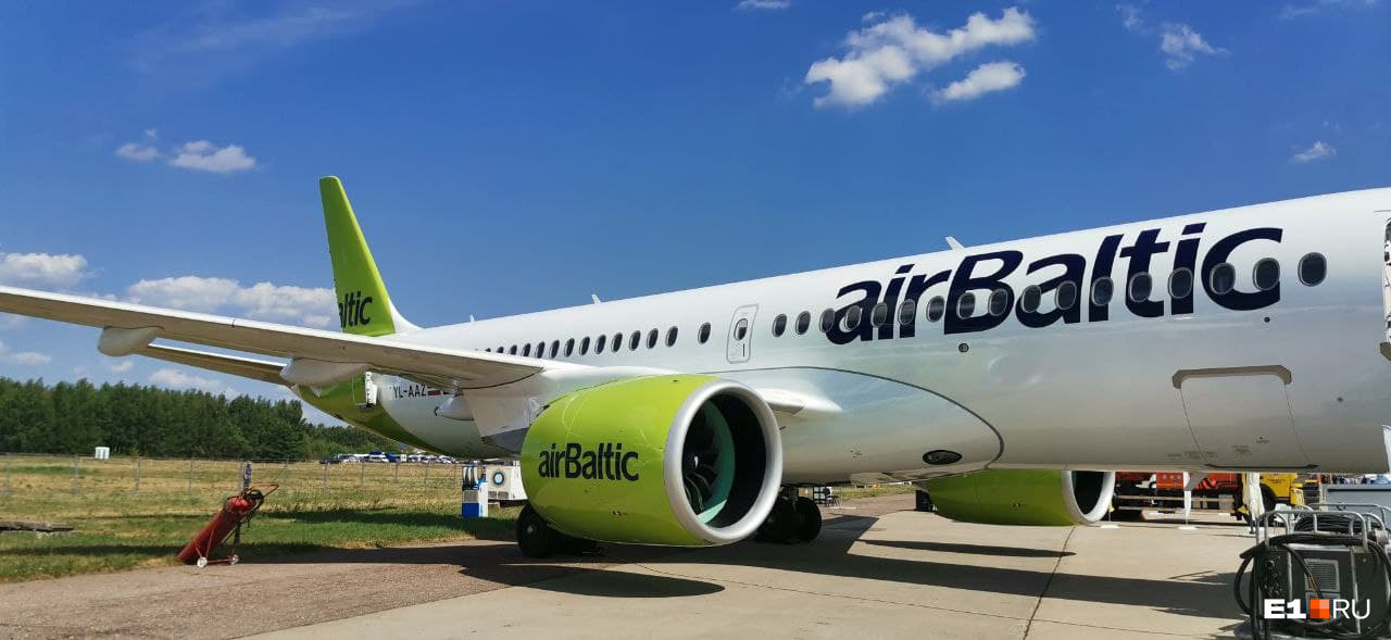 Это Airbus А220–300. Этих самолетов в России пока нет. Этот экземпляр прислали специально для салона Это Airbus А220–300. Этих самолетов в России пока нет. Этот экземпляр прислали специально для салона