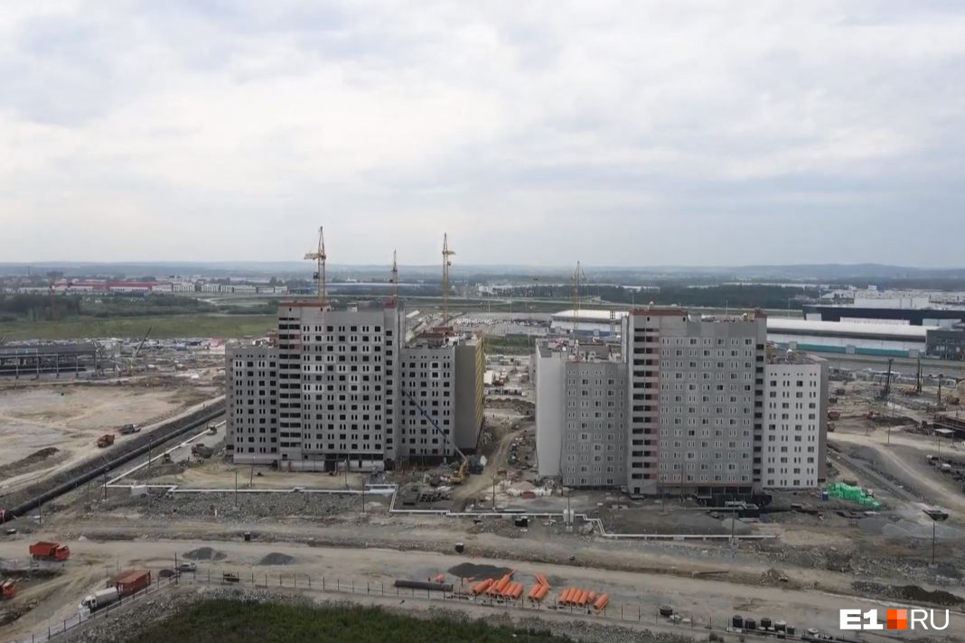 Два трехсекционных здания уже стоят, сейчас готовятся сваи для очередных объектов Два трехсекционных здания уже стоят, сейчас готовятся сваи для очередных объектов