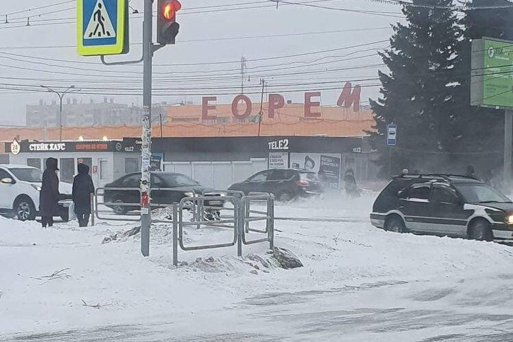 Снег с обочин оказался на проезжей части Снег с обочин оказался на проезжей части