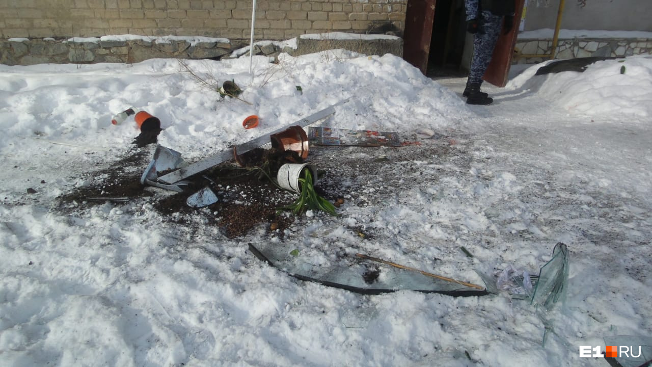 К счастью, под окном не было прохожих К счастью, под окном не было прохожих