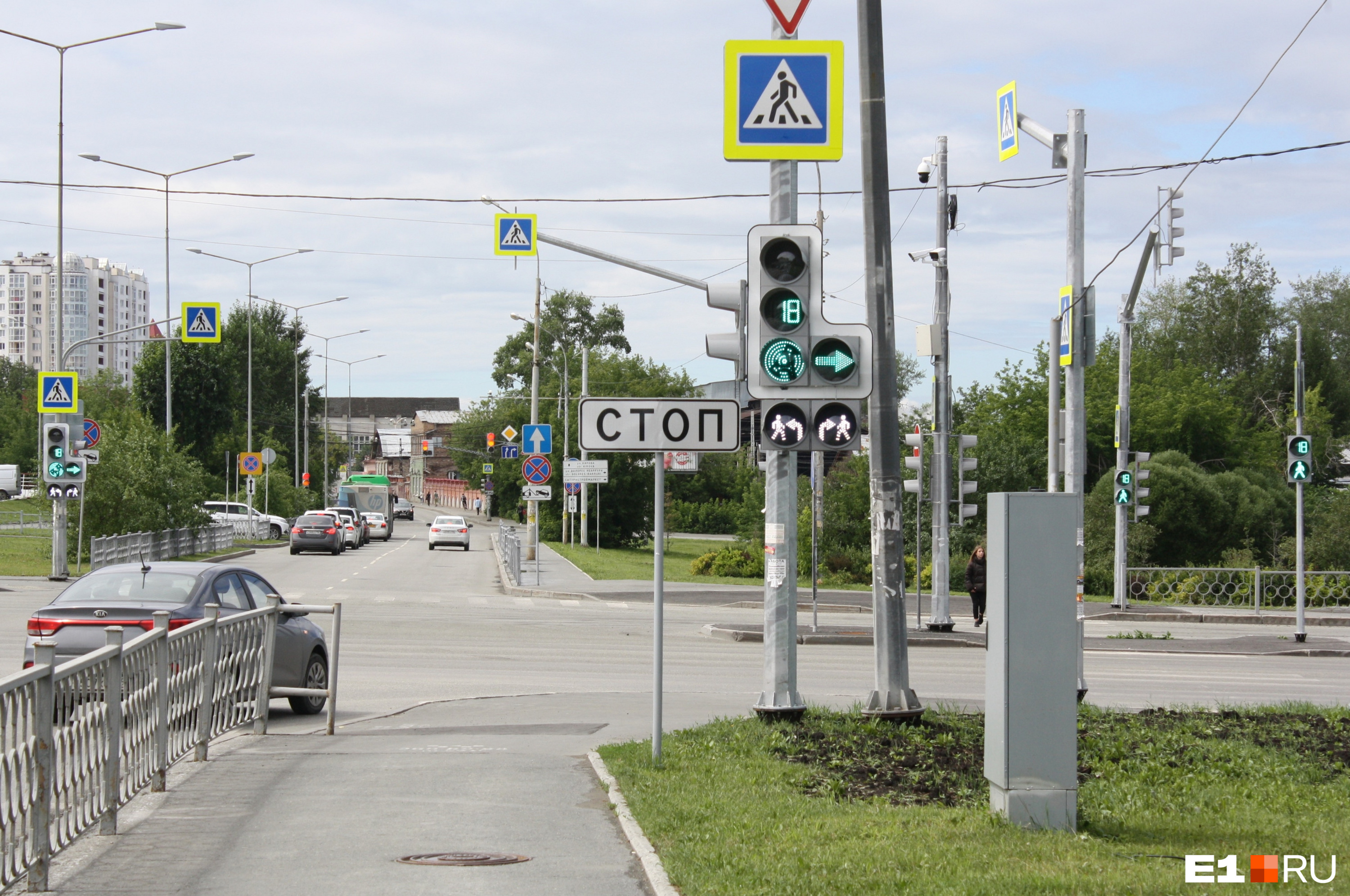 Кроме светофоров на перекрестках установят новые стальные опоры и заменят дорожные знаки