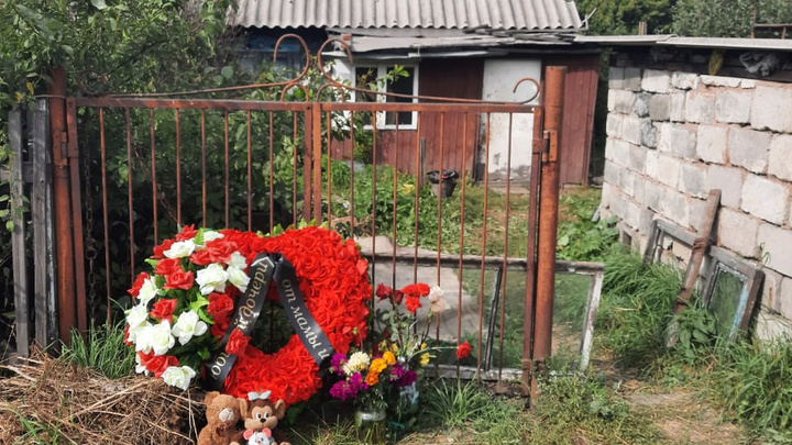 Полиция уехала, а киселёвчане несут игрушки и венки: публикуем фото с места жестокого убийства двух детей
