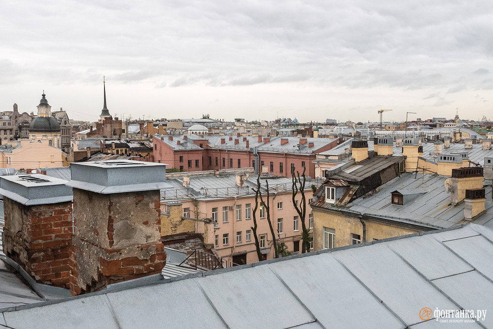Пока мокнет потолок. В Петербурге сотни крыш ждут капремонта, но до финала большинству далеко