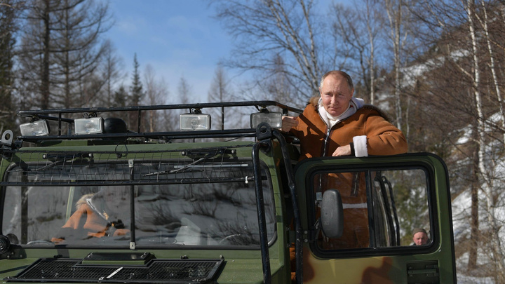 Путин проводит выходные в лесу: он катается на вездеходе и устраивает пикник. Смотрите фото