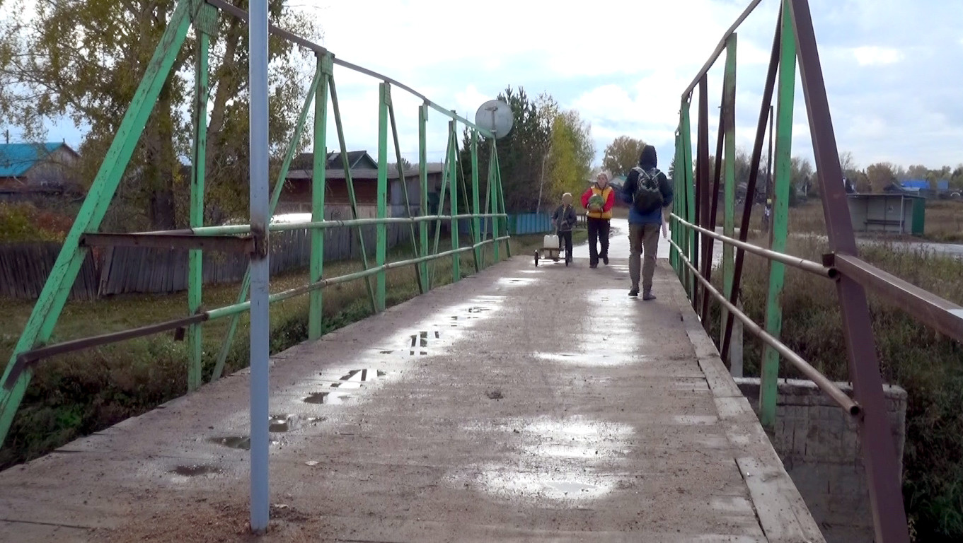 Погода заозерный рыбинского красноярского края. Аварийный мост Каралат. Тарказы ИК аварийный мост. Город Заозерный Рыбинский район кулацкий поселок разрушенное здание.