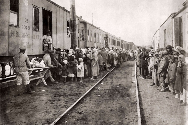 Очередь детей у вагона-кухни у врачебно-питательного поезда, 1921 год Очередь детей у вагона-кухни у врачебно-питательного поезда, 1921 год