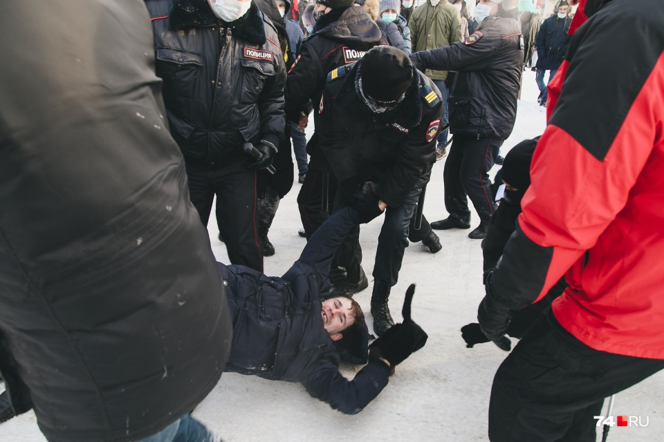 Чтобы доставить Олега Шамбурова в отделение полиции, силовикам в январе пришлось в буквальном смысле взять его на руки
