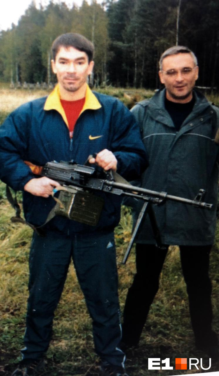 Молодой Булаков в куртке с желтым отворотом и пулеметом
