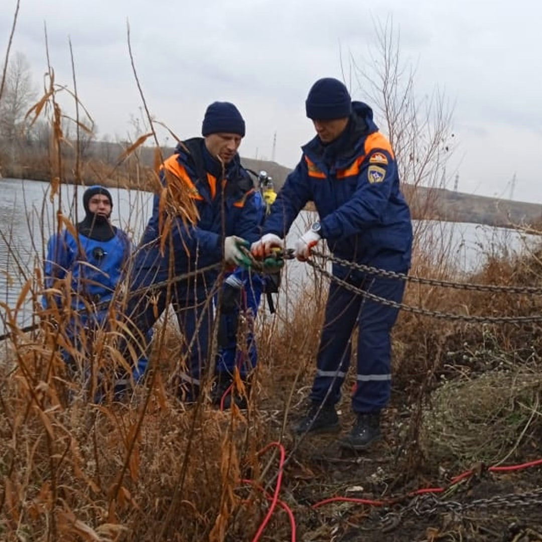 Автомобиль доставали с помощью спецоборудования Автомобиль доставали с помощью спецоборудования