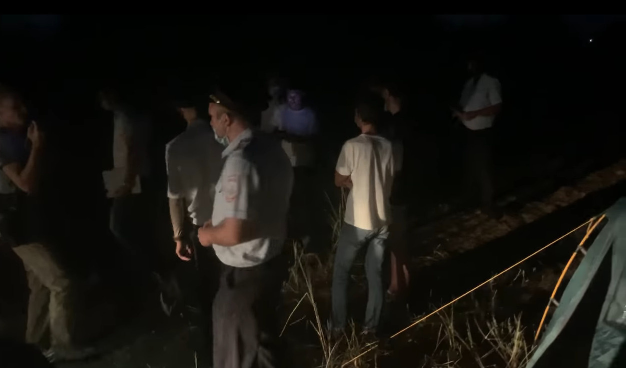 Собравшиеся в пойме пытались вернуть палатки на место Собравшиеся в пойме пытались вернуть палатки на место