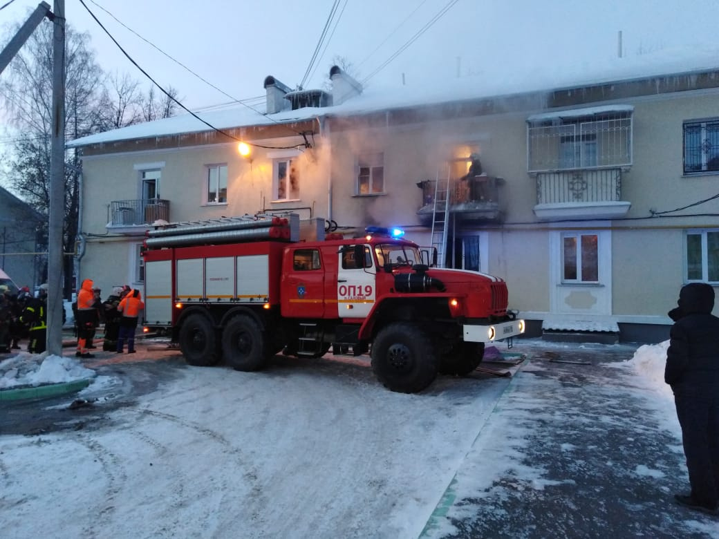 Пожарные екатеринбурга. Пожар на Уралмаше вчера. Пожарные Екатеринбург спасли. Фото пожара дома. Пожарка Екатеринбург на Химмаше.