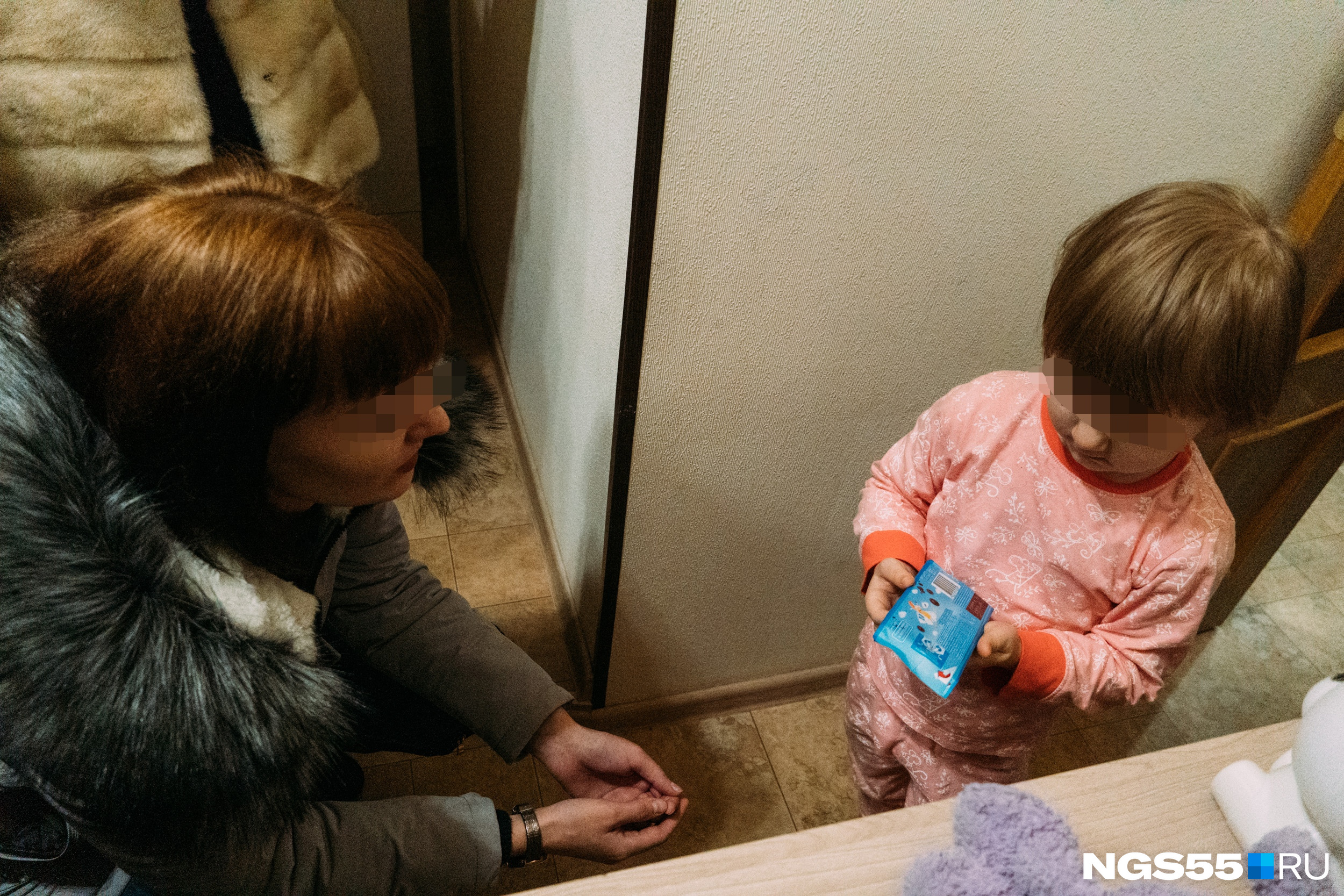 Маша подержит шоколад в руках, а потом отдаст его папе с бабушкой (глаза женщины и ребенка на фото скрыты по просьбе Марины)