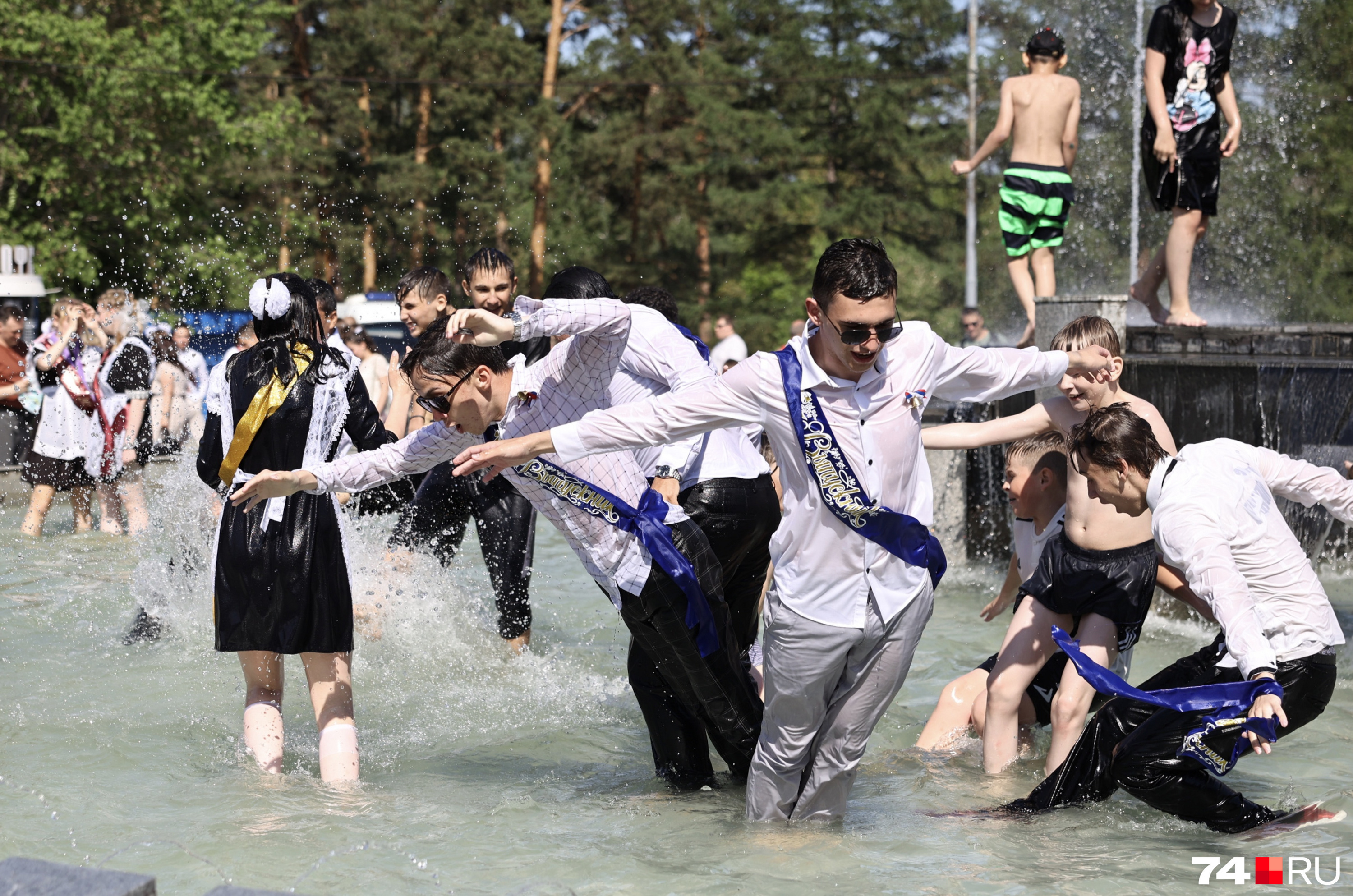 И вот, пожалуй, любимое развлечение выпускников — купание в фонтане (ВДВ тихонько завидуют)