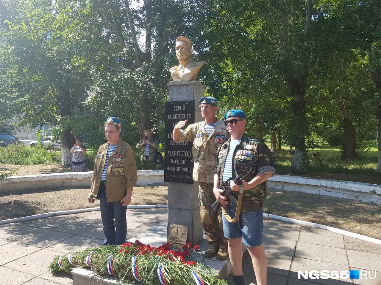 Приходить к памятнику Маргелова — еще одна важная традиция на праздник Приходить к памятнику Маргелова — еще одна важная традиция на праздник