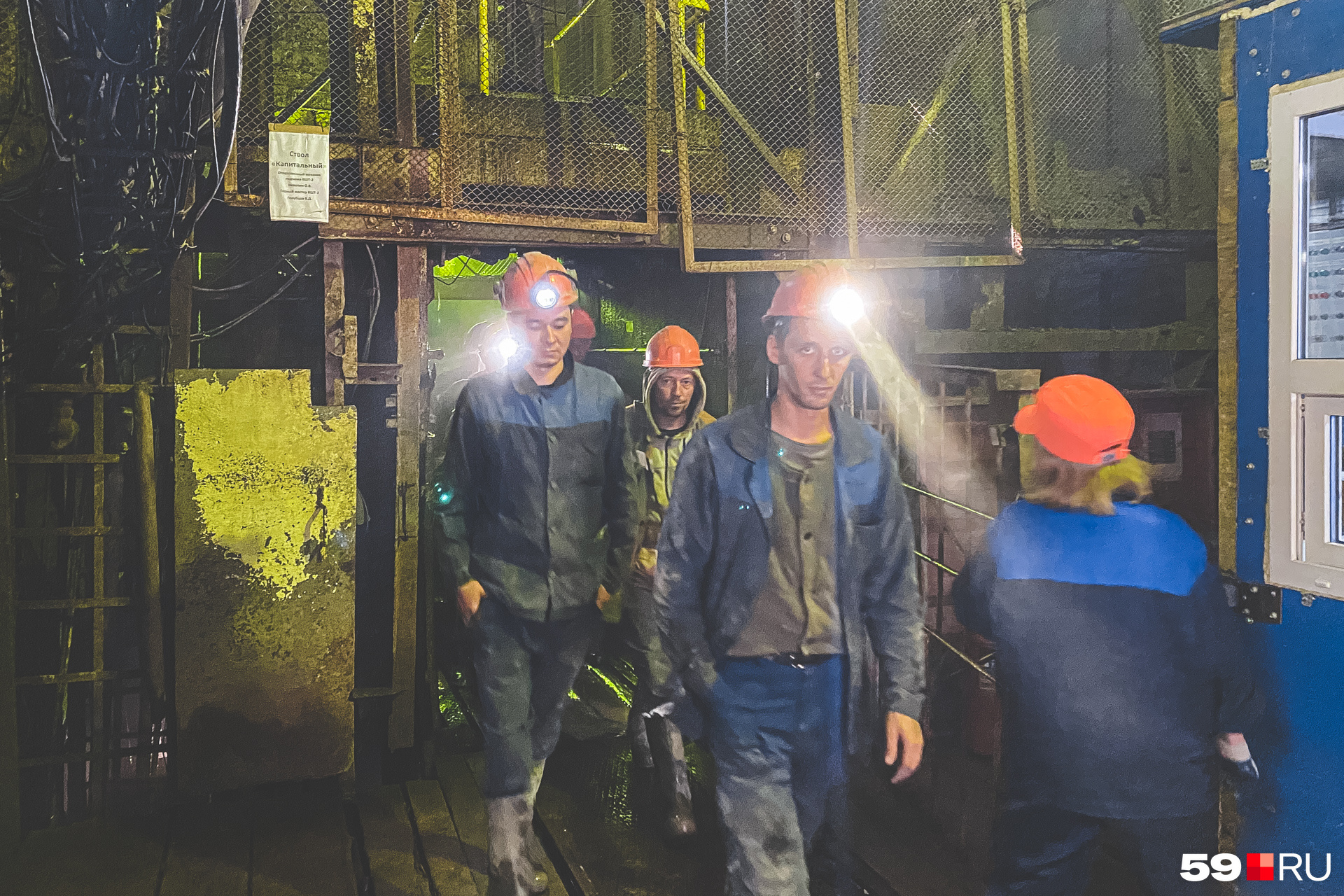 Сарановские шахтеры. Здесь работает около 700 человек