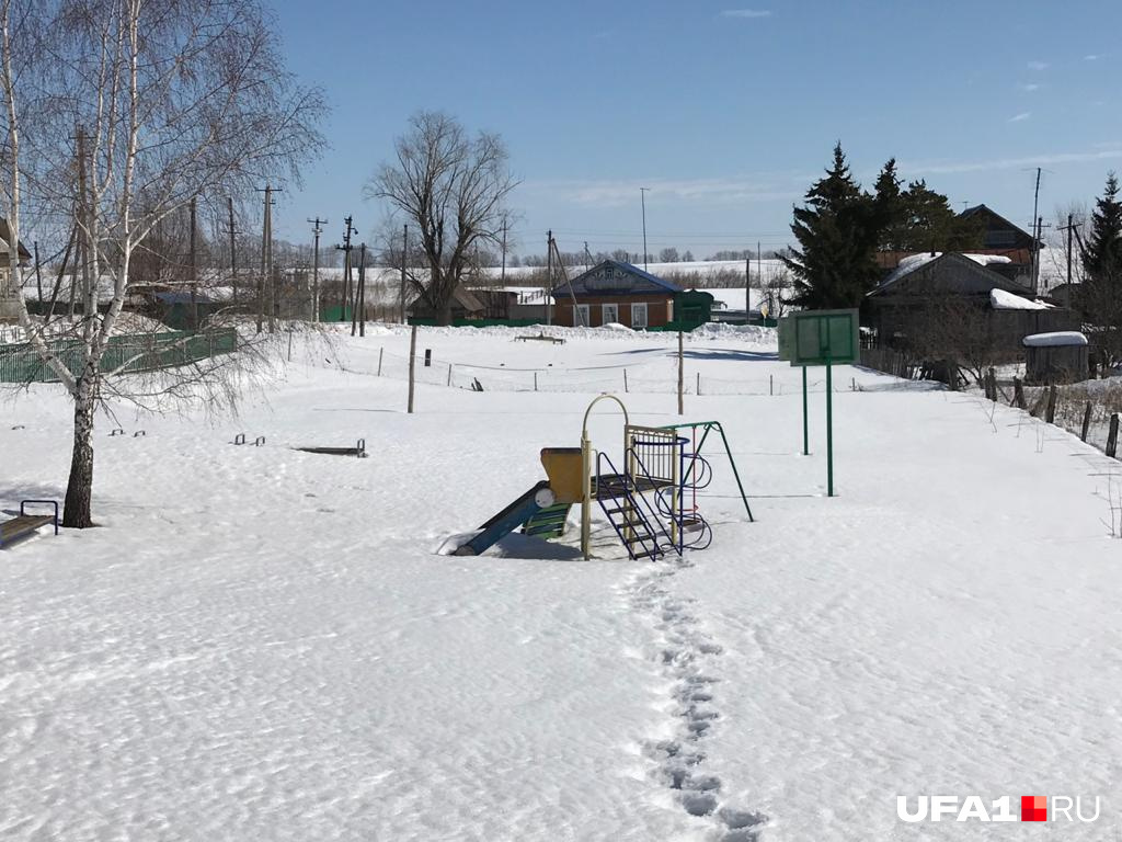 Детская площадка возле «Почты России», где работает местный депутат, по колено завалена снегом