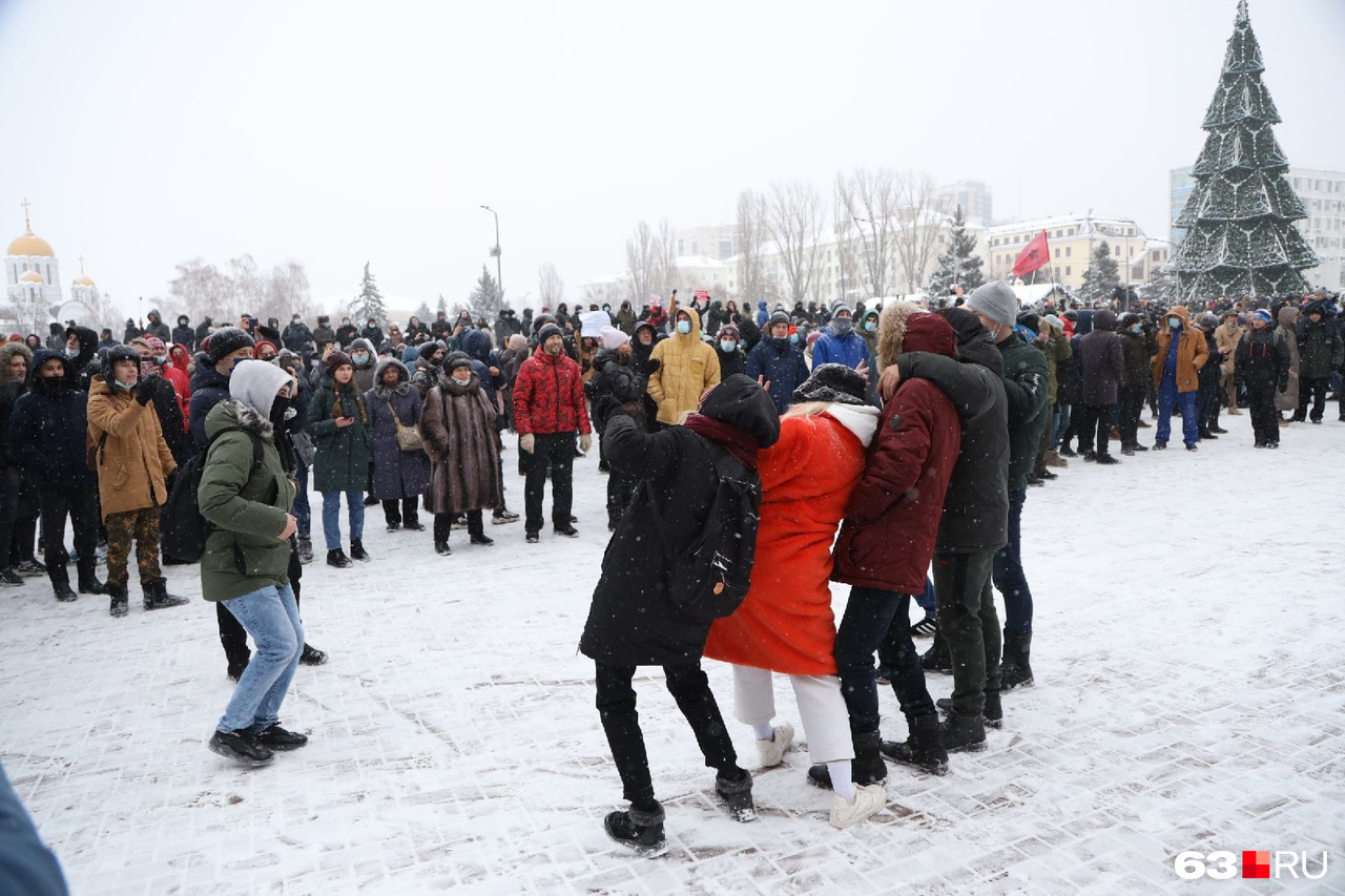 Митинг в самаре. Навальный митинг Самара. Митинг Самары 2021. Митинг зима.